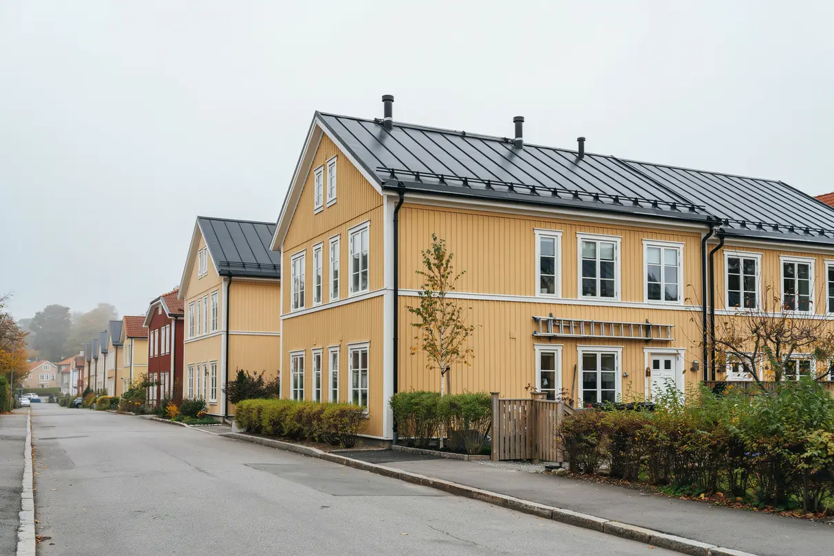 montering av taks kerhet och stegl sning p radhus i bergsj n